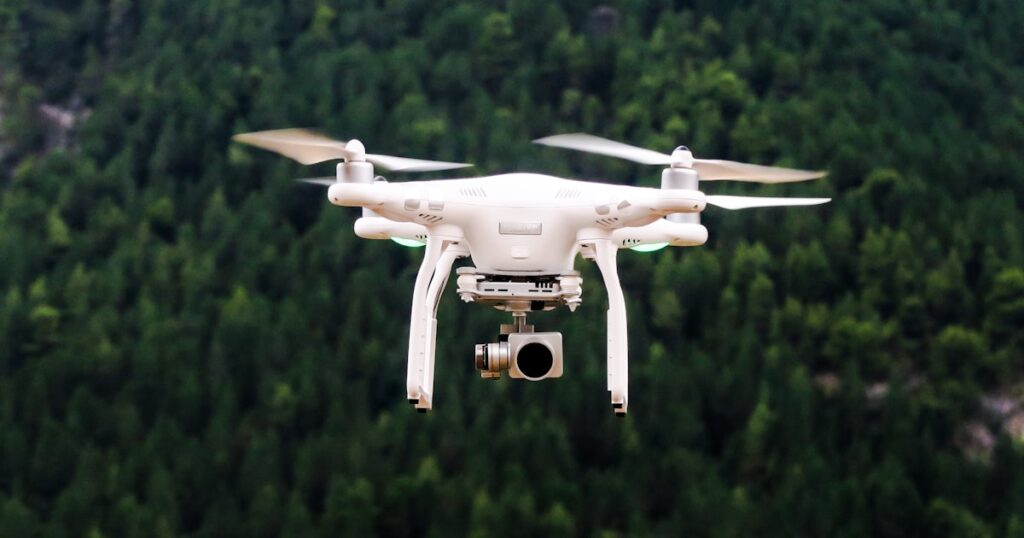 Futuristische eVTOL of vliegende auto in de lucht boven een moderne stad